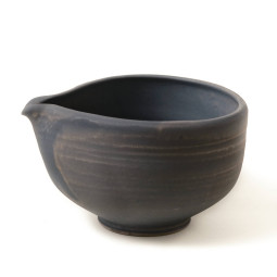 Matcha Bowl with Pouring Spout / Brown