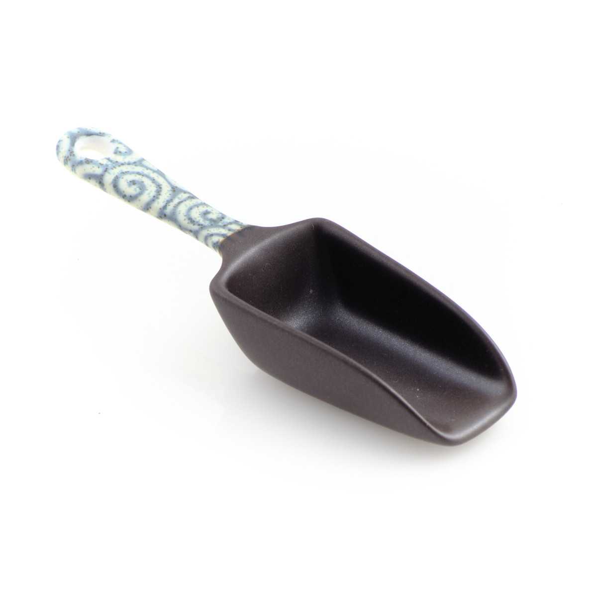 Keraaminen teelusikka spiraalikuviolla